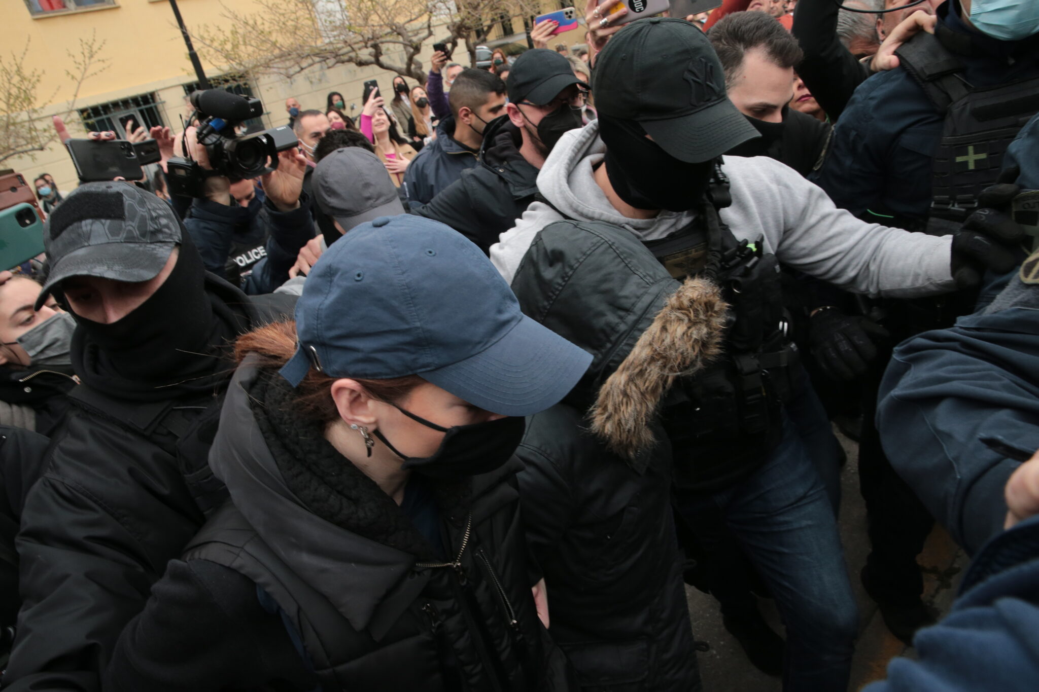 "Ο άντρας σου το ήξερε;" ρωτούσαν τη Ρούλα, που πήρε προθεσμία να απολογηθεί