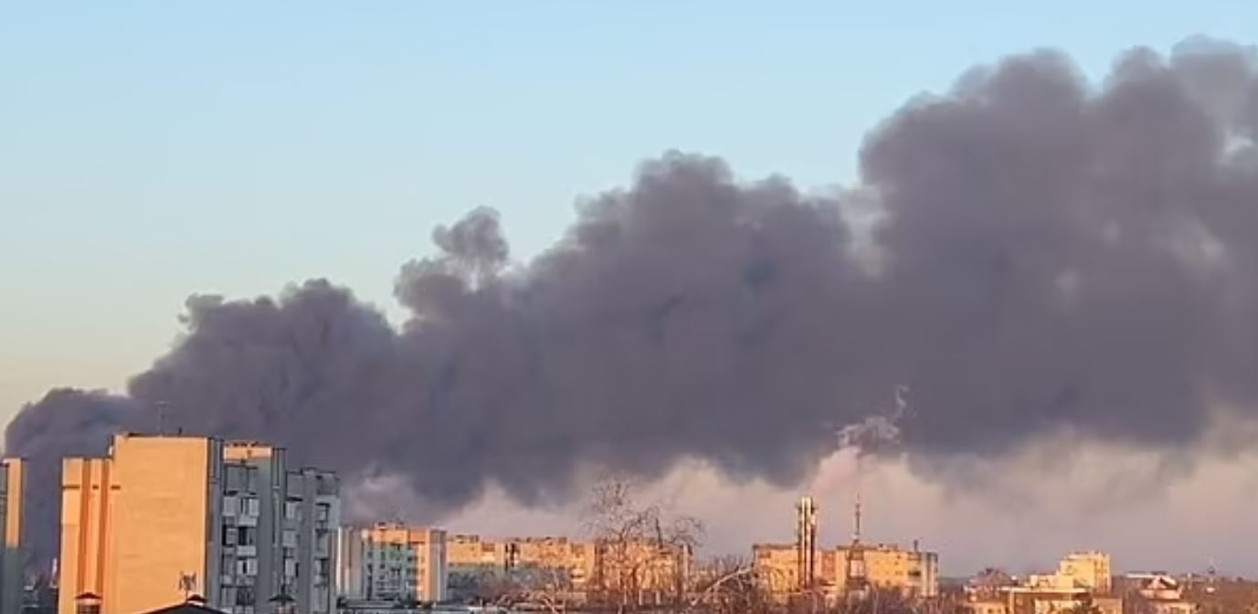 BINTEO: Ρώσοι έπληξαν με πυραύλους συνοικία του αεροδρομίου της Λβιβ