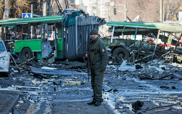 LIVE: Εικόνες καταστροφής στο Κίεβο, "μοιάζει με καρέ ταινίας της Αποκάλυψης"