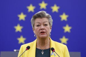 Αυστηρότερα μέτρα για "χρυσά διαβατήρια" υπόσχεται η Κομισιόν