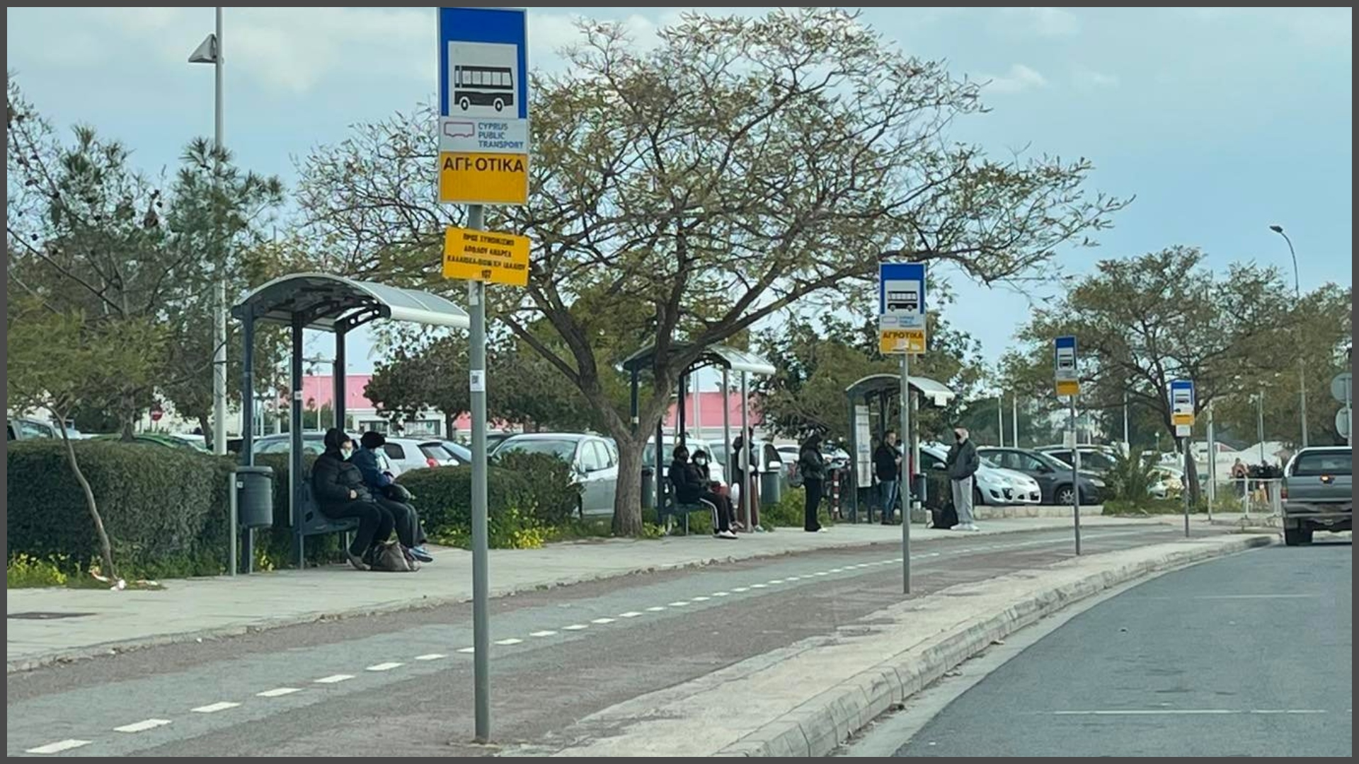 ΦΩΤΟ: Ανυποψίαστοι πολίτες περίμεναν μάταια το λεωφορείο έξω από το ΓΝ Λευκωσίας