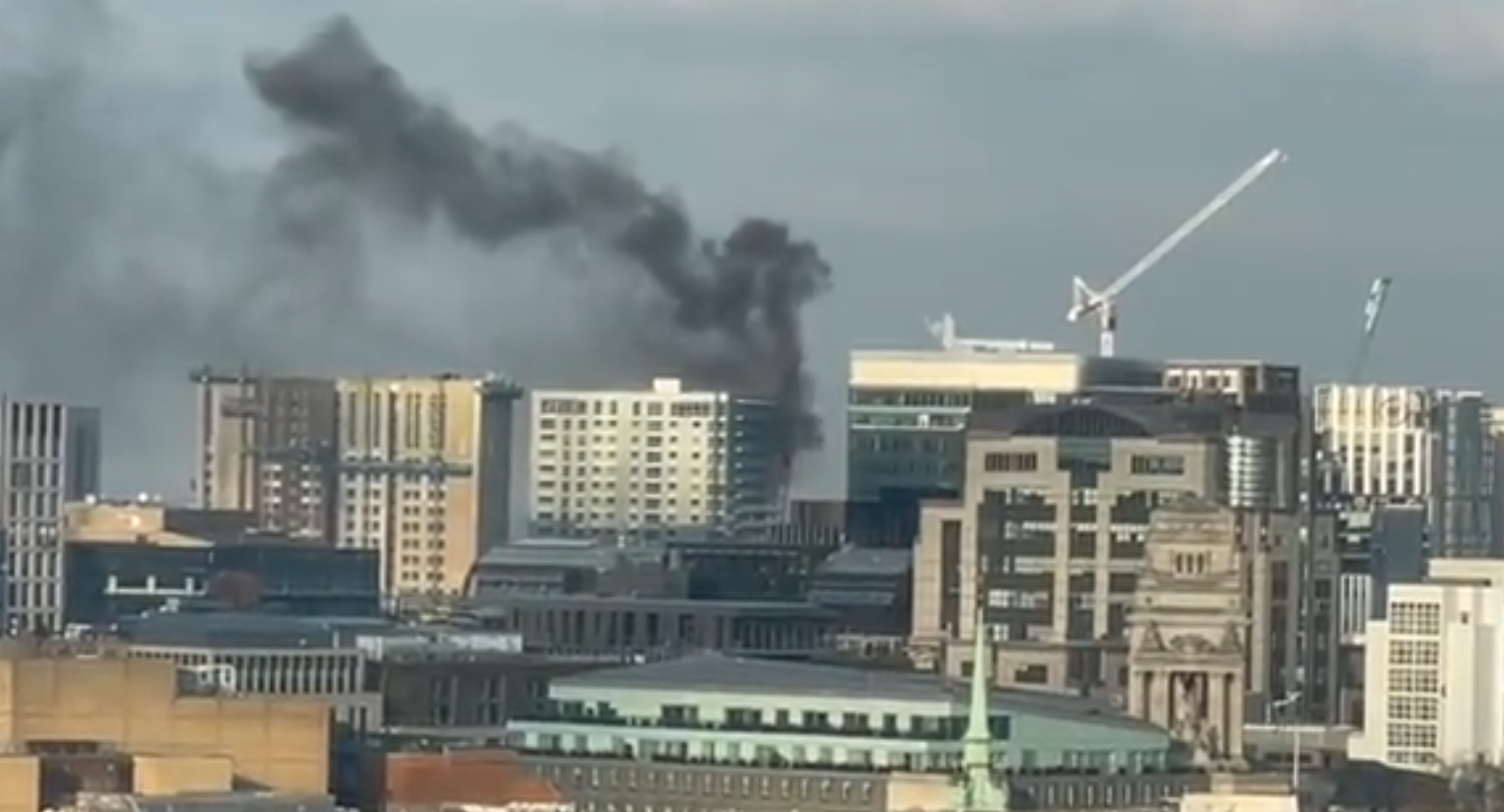 BINTEO: Μεγάλη πυρκαγιά σε κτίριο στο ανατολικό Λονδίνο