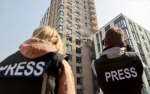 Δώδεκα δημοσιογράφοι έπεσαν από ρωσικά πυρά στην Ουκρανία