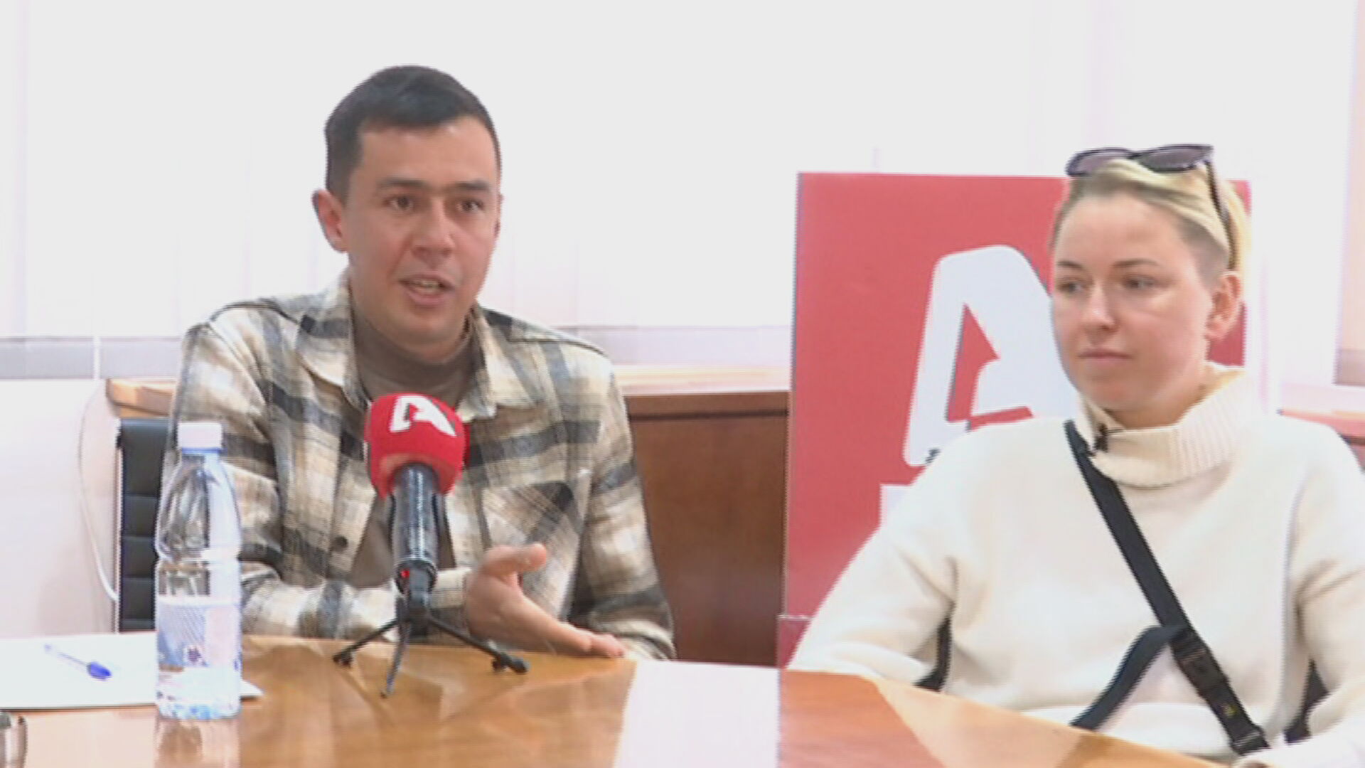 "Εγκλωβισμένοι" στην Κύπρο: Μακριά από τον πόλεμο, αλλά σε μια ξένη χώρα (VID)