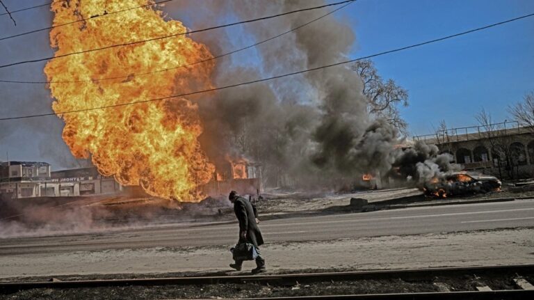Με το βλέμμα στραμμένο στο Ντονμπάς: Τι σημαίνει ο ελιγμός της Μόσχας