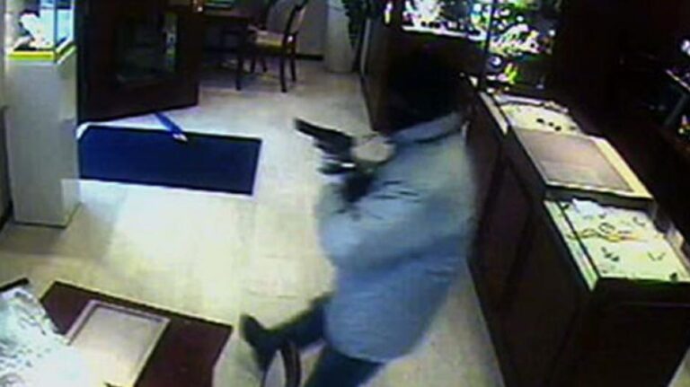 Νύχτα τρόμου για υπάλληλο: Ένοπλη ληστεία σε περίπτερο στη Χλώρακα