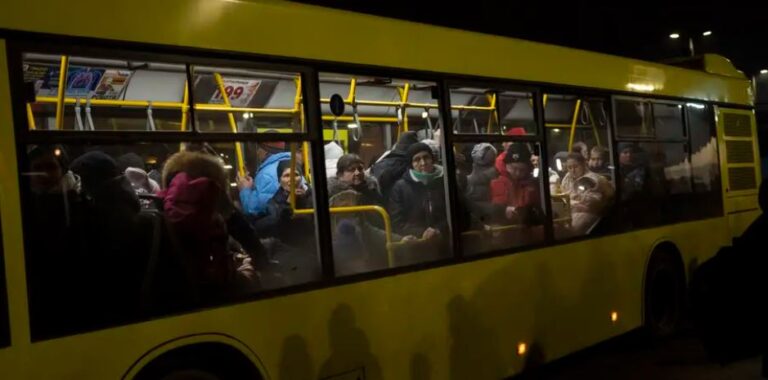 ΒΙΝΤΕΟ: Ξεκίνησε η απομάκρυνση αμάχων από τις πόλεις Σούμι και Ιρπίν