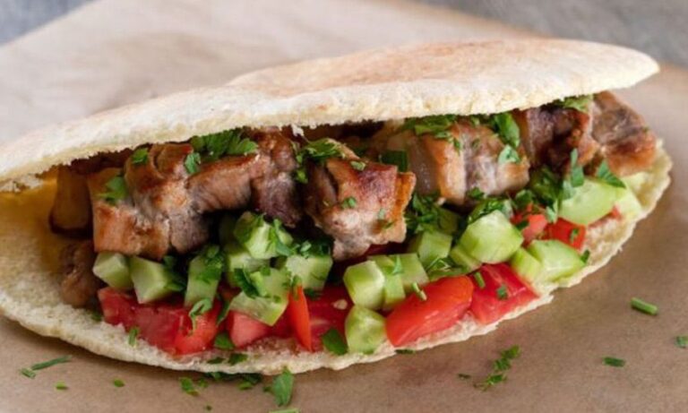 Παρελθόν η πίτα σουβλάκια των €5: «Eκτοξεύονται» οι τιμές σε βασικά προϊόντα