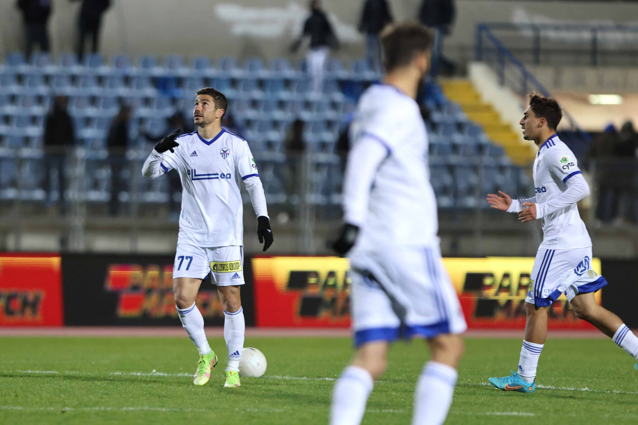 Σφίγγει ο κλοιός για την Ανόρθωση