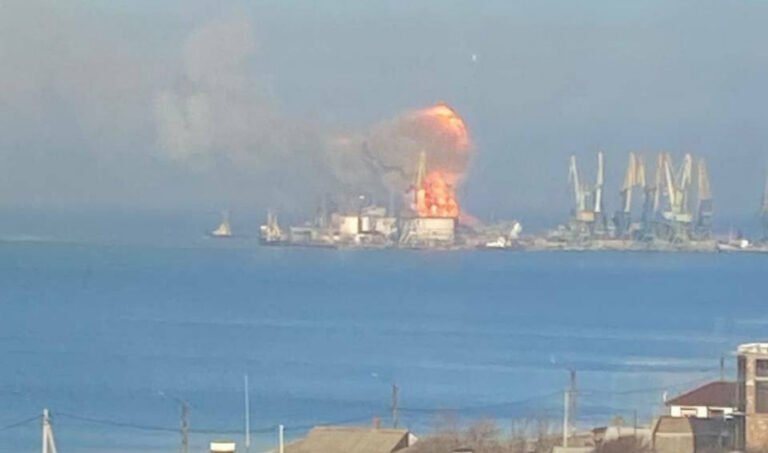 Ισχυρές εκρήξεις στο λιμάνι νοτιοανατολικά της Ζαπορίζια (BINTEO)