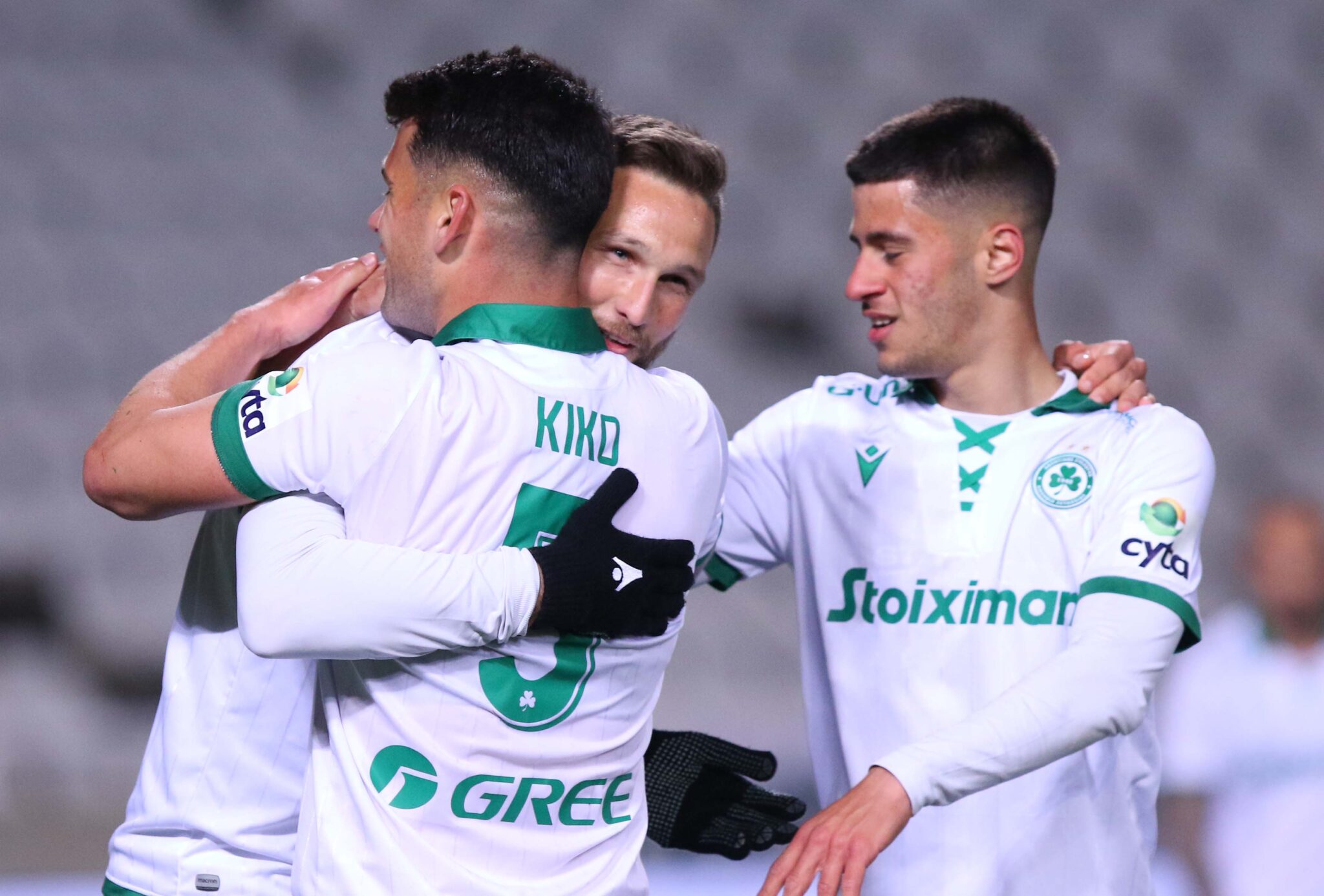 Ανακατεύει την… τράπουλα ο Λένον