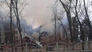 Ρωσικές δυνάμεις βομβάρδισαν θέατρο που στέγαζε αμάχους στη Μαριούπολη