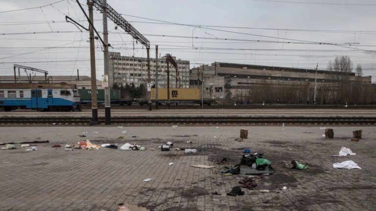 Μόσχα κατά Δύσης: Βοηθούν στο «στήσιμο» των fake news για εγκλήματα πολέμου