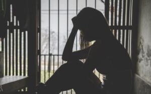 «Lover boys»: Πως παγιδεύουν τα θύματά τους με δώρα, αγάπη και ταξίδια