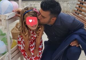 O Γιάννης Τσιμιτσέλης αποκαλύπτει σε ποιον μοιάζει η κόρη του Εύα