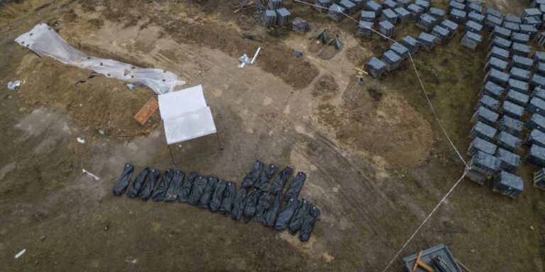 Νέα φρικαλεότητα: Δεκάδες πτώματα αμάχων σε ομαδικό τάφο κοντά στο Κίεβο