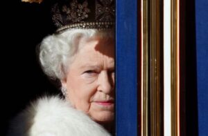 Βασίλισσα Ελισάβετ: Έγινε κούκλα Barbie για τα 96α γενέθλιά της