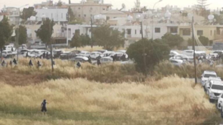 Επεισόδια έξω από το "Αντώνης Παπαδόπουλος" και τραυματισμός ενός αστυνομικού