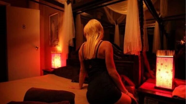 Xειροπέδες και στις γυναίκες που εντοπίστηκαν στον οίκο ανοχής πρώην αστυνομικού