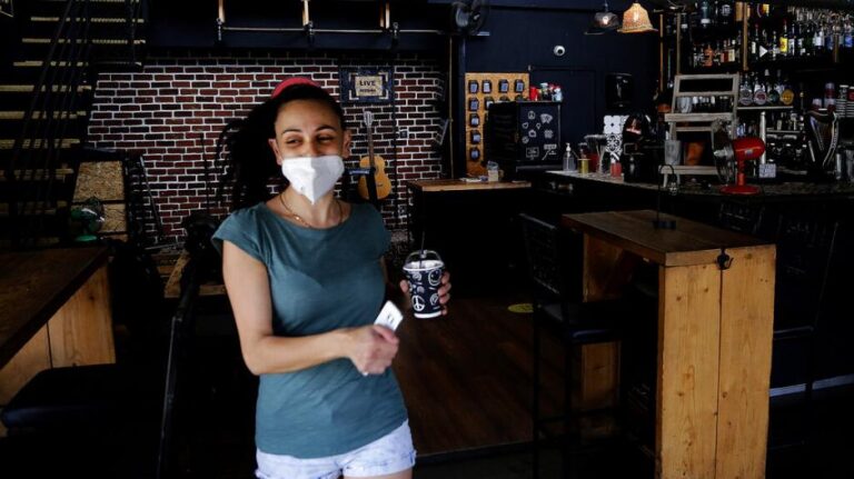 Έξοδος για ποτό και φαγητό χωρίς Safepass μετά από δυο χρόνια (ΒΙΝΤΕΟ)