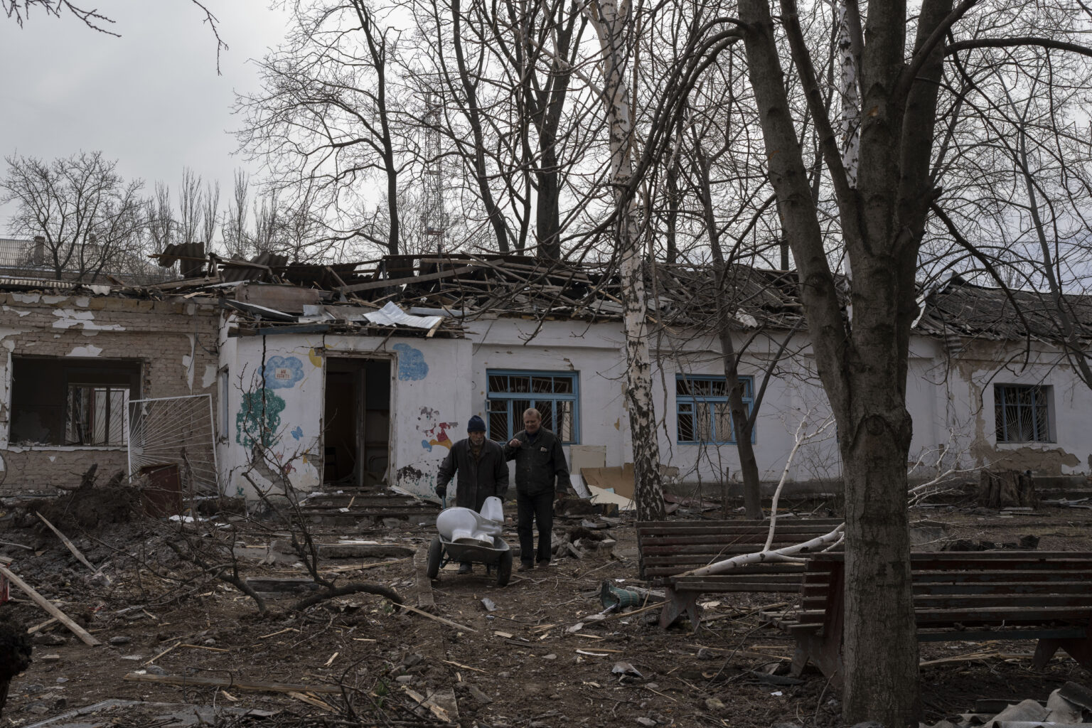 Αφήνουν ερείπια στο πέρασμά τους οι Ρώσοι,"χτενίζουν" περιοχές οι Ουκρανοί (VID)