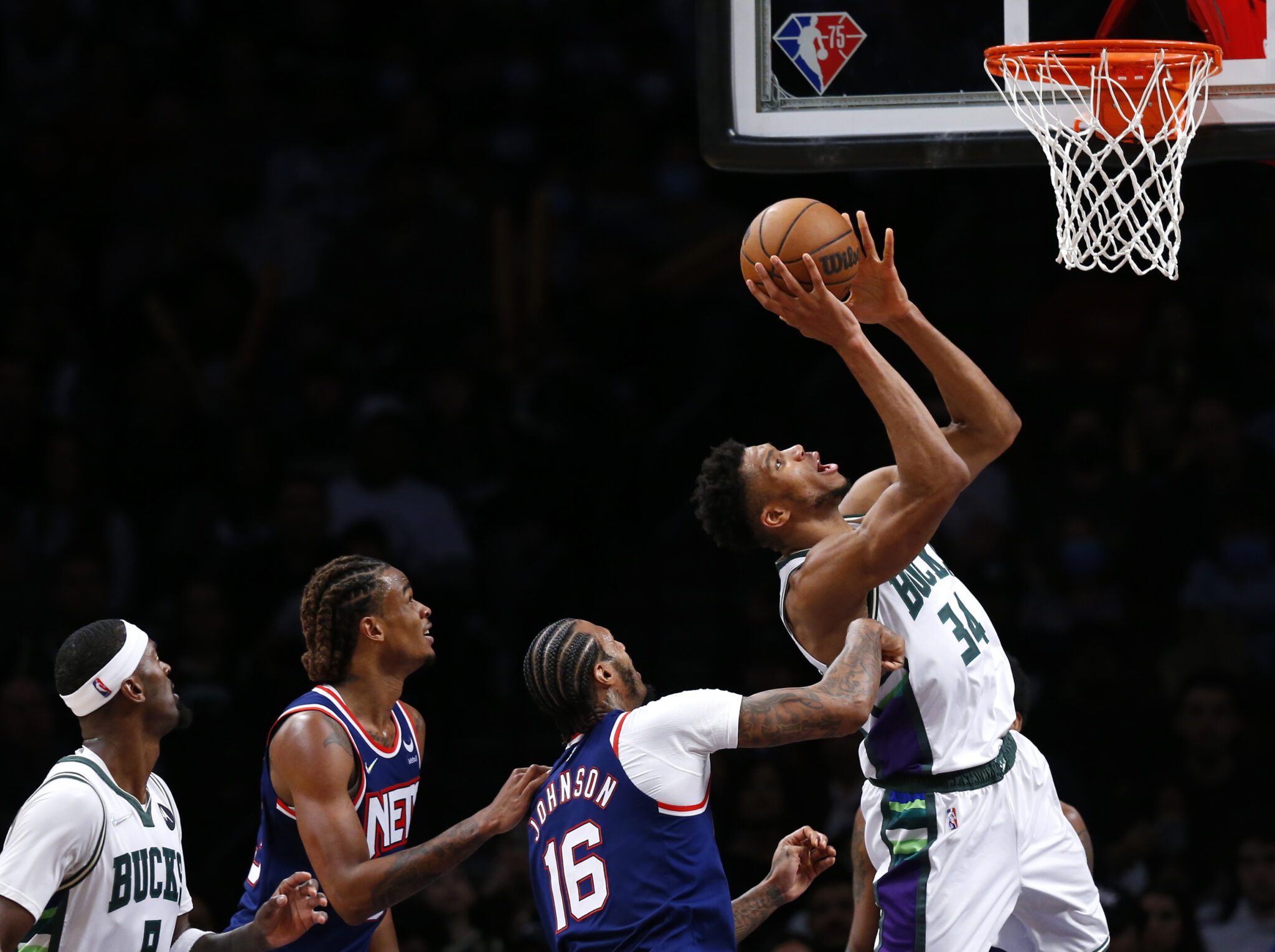 Σούπερ Γιάννης, οδήγησε σε νίκη στο Μπρούκλιν και ξεπέρασε τον Τζαμπάρ