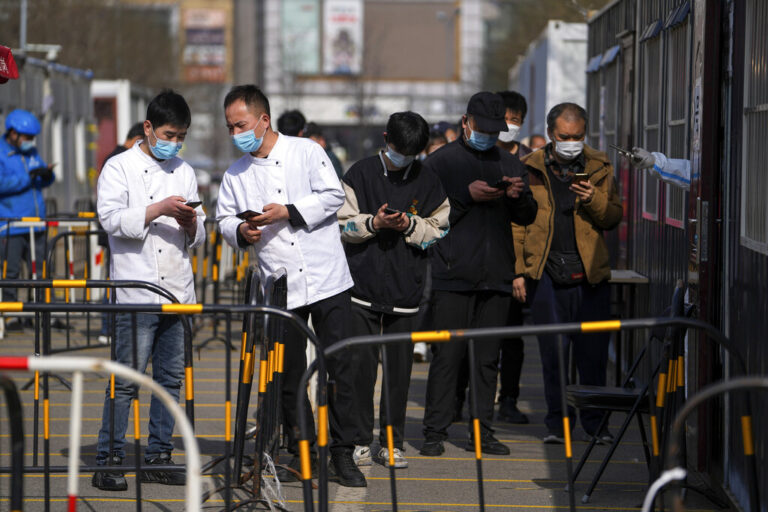 Lockdown στη Σαγκάη: Χωρίζουν τα παιδιά από τους γονείς τους αν υπάρχει θετικός