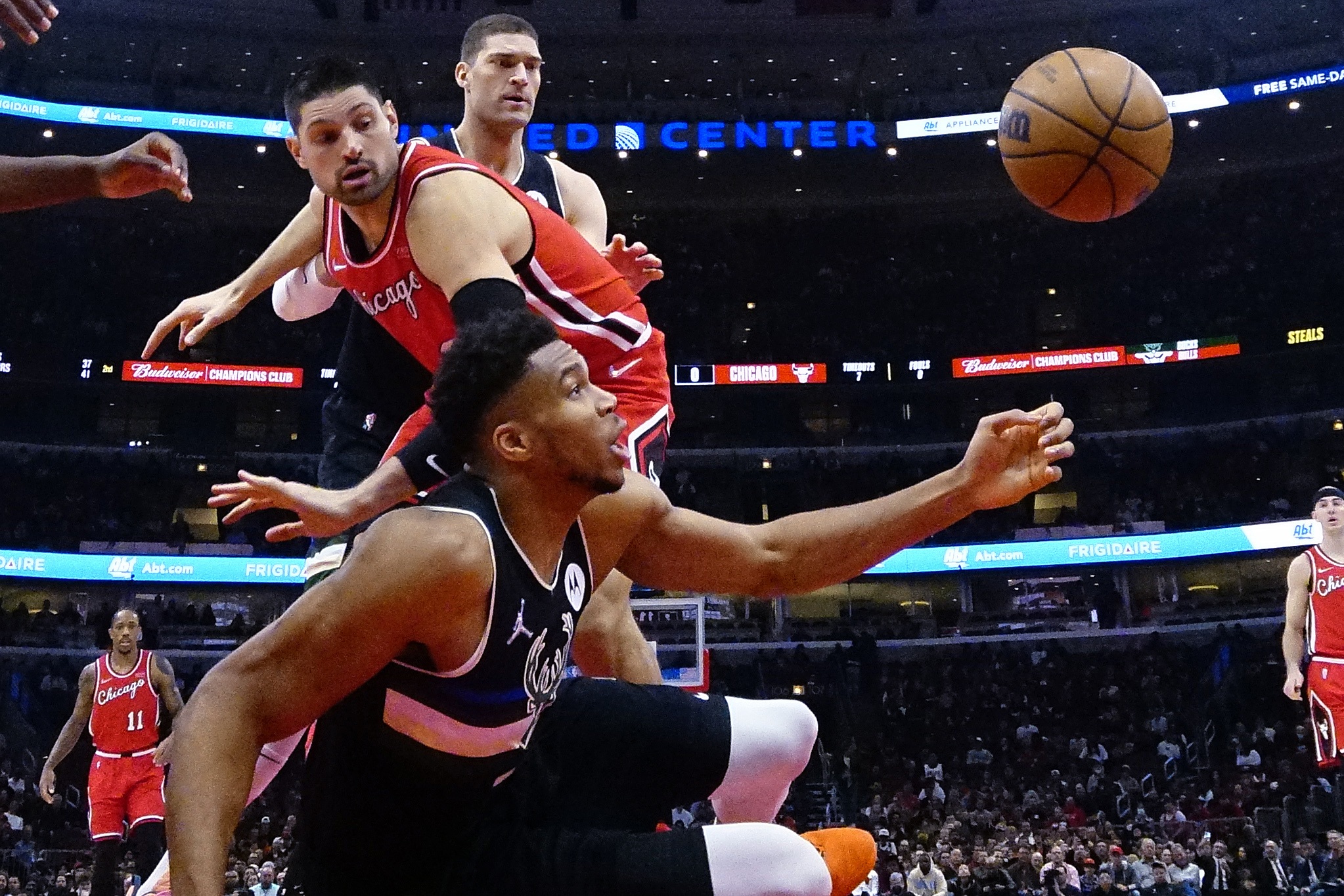 «Περίπατος» των Μπακς στο Σικάγο