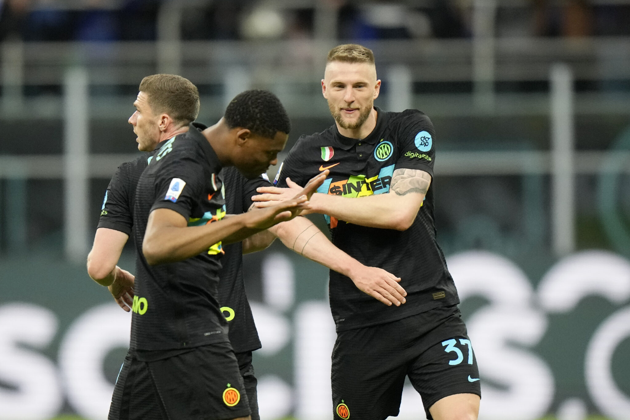 Ίντερ από… ημίχρονο και φορτώνει με άγχος Νάπολι, Μίλαν