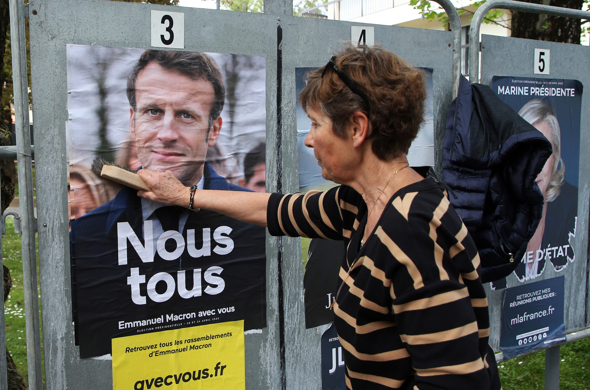 Τρέχουν με χίλια Μακρόν-Λεπέν: Τα δίνουν όλα για όλα για τον β' γύρο των εκλογών
