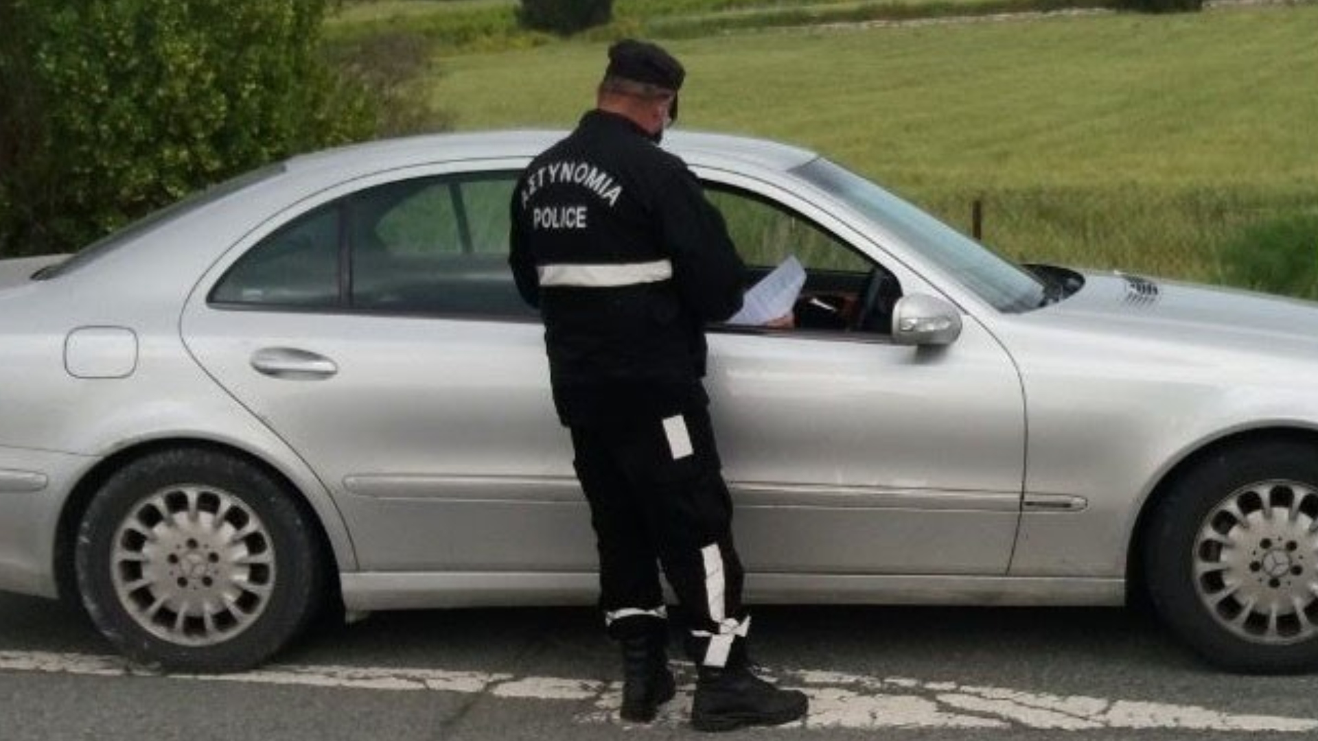 Γρονθοκόπησε αστυνομικό, "φόρεσε" χειροπέδες και ενημέρωσε ότι είχε COVID