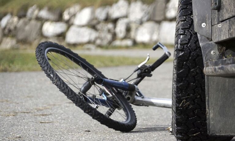 Σε κρίσιμη κατάσταση ποδηλάτης αγνώστων στοιχείων που παρασύρθηκε από όχημα