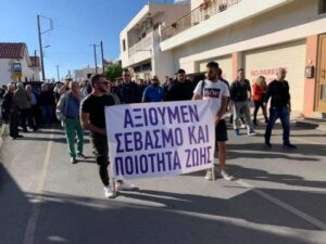 Στους δρόμους κάτοικοι της Έμπας μετά τα επεισόδια έξω από καφενείο