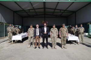 Επισκέφθηκε ακριτικό φυλάκιο στην Αθηένου και έδωσε δώρα στους στρατιώτες ο ΥΠΑΜ