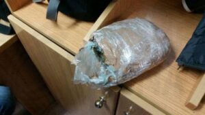 Πέταξε από το παράθυρο κάνναβη στη θέα αστυνομικών που τον ανέκοψαν για έλεγχο