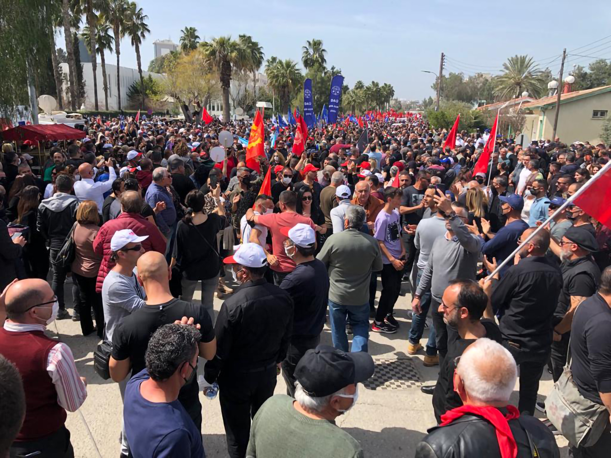 "Όχι στη φτώχεια": Στους δρόμους οι Τ/κ, ζητούν παραίτηση της "κυβέρνησης"(ΦΩΤΟ)