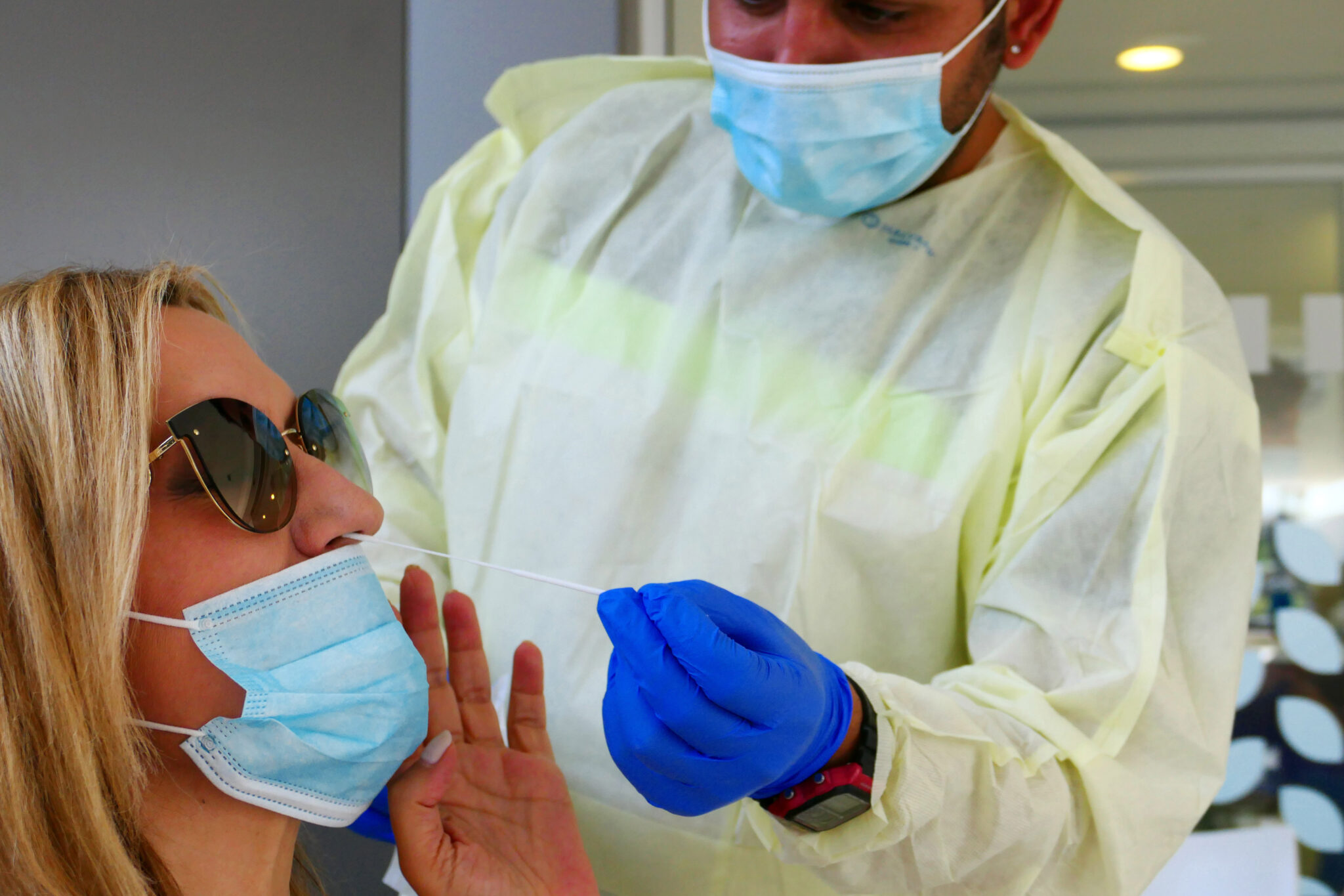 Χωρίς test η αποδέσμευση κρουσμάτων την 7η ημέρα, μειώνεται η καραντίνα επαφών