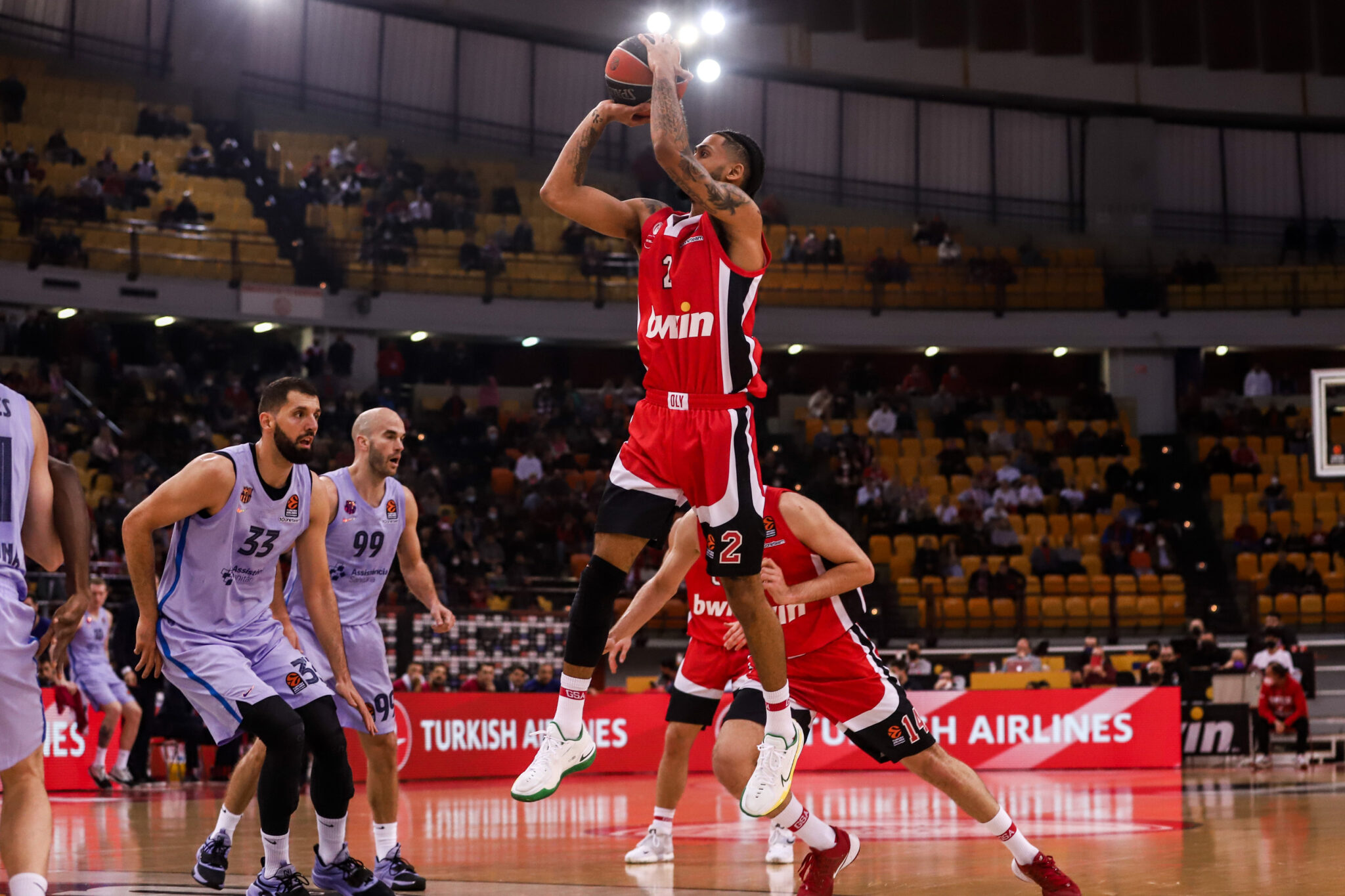 «Έπνιξε» τη Μπαρσελόνα και… κλείδωσε την 3η θέση ο Ολυμπιακός