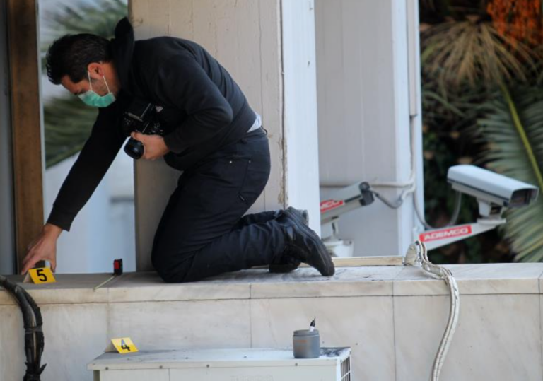 Μπήκε μεθυσμένος στην αυλή σπιτιού, έκανε ζημιές και χτύπησε σκυλάκι με ξύλο