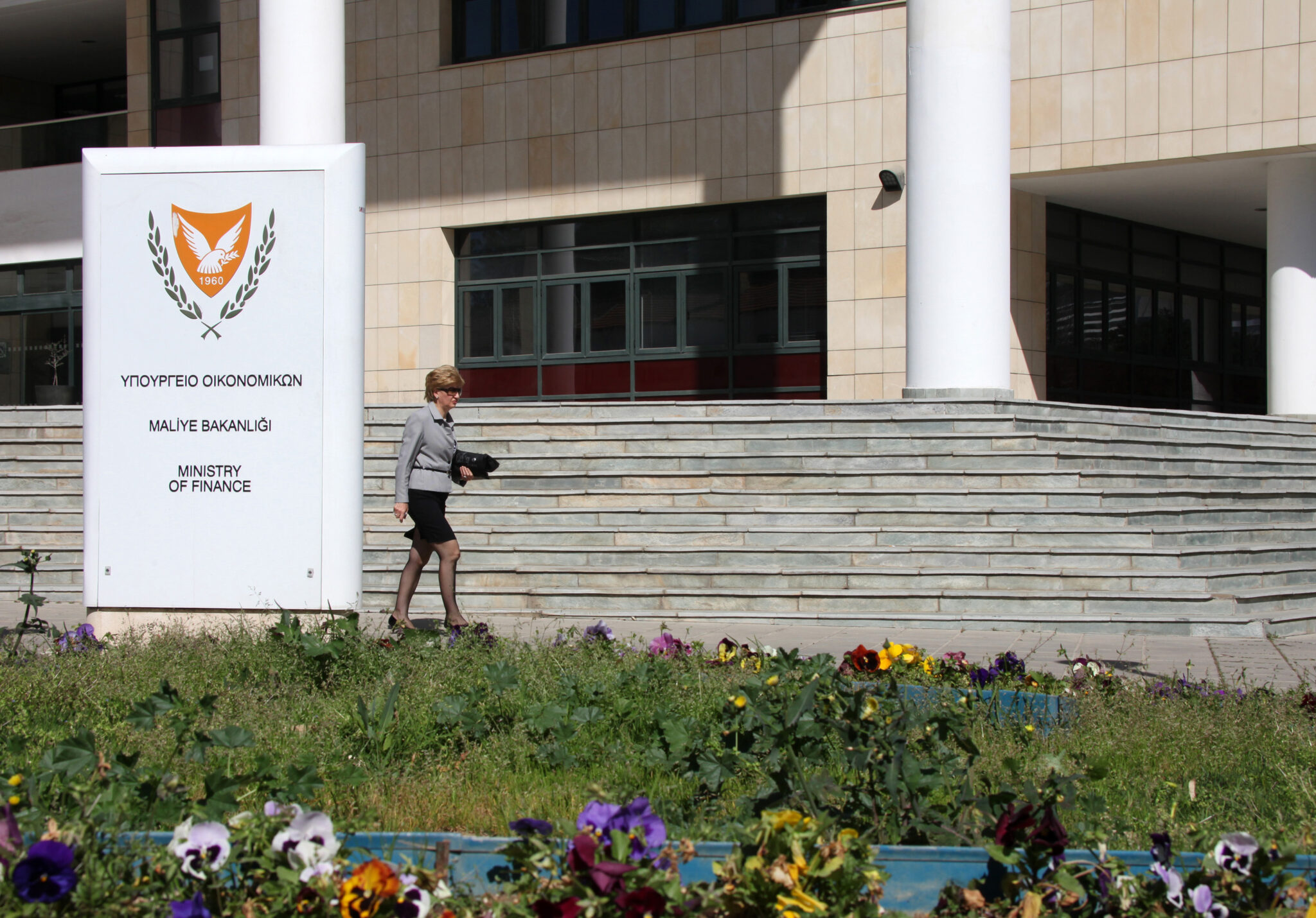 "Ύποπτες" μεταθέσεις και αγορές κτιρίων διαπιστώνει η Ελεγκτική για το ΥΠΟΙΚ