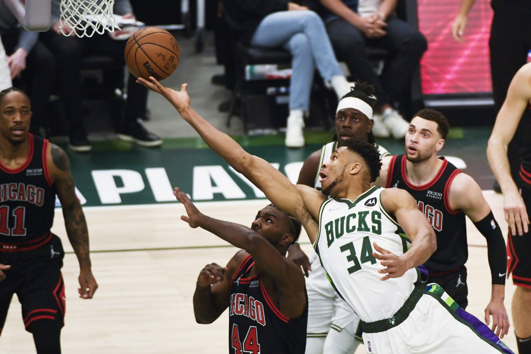 Έστω και δύσκολα, οι Μπακς έκαναν το 1-0 επί των Μπουλς