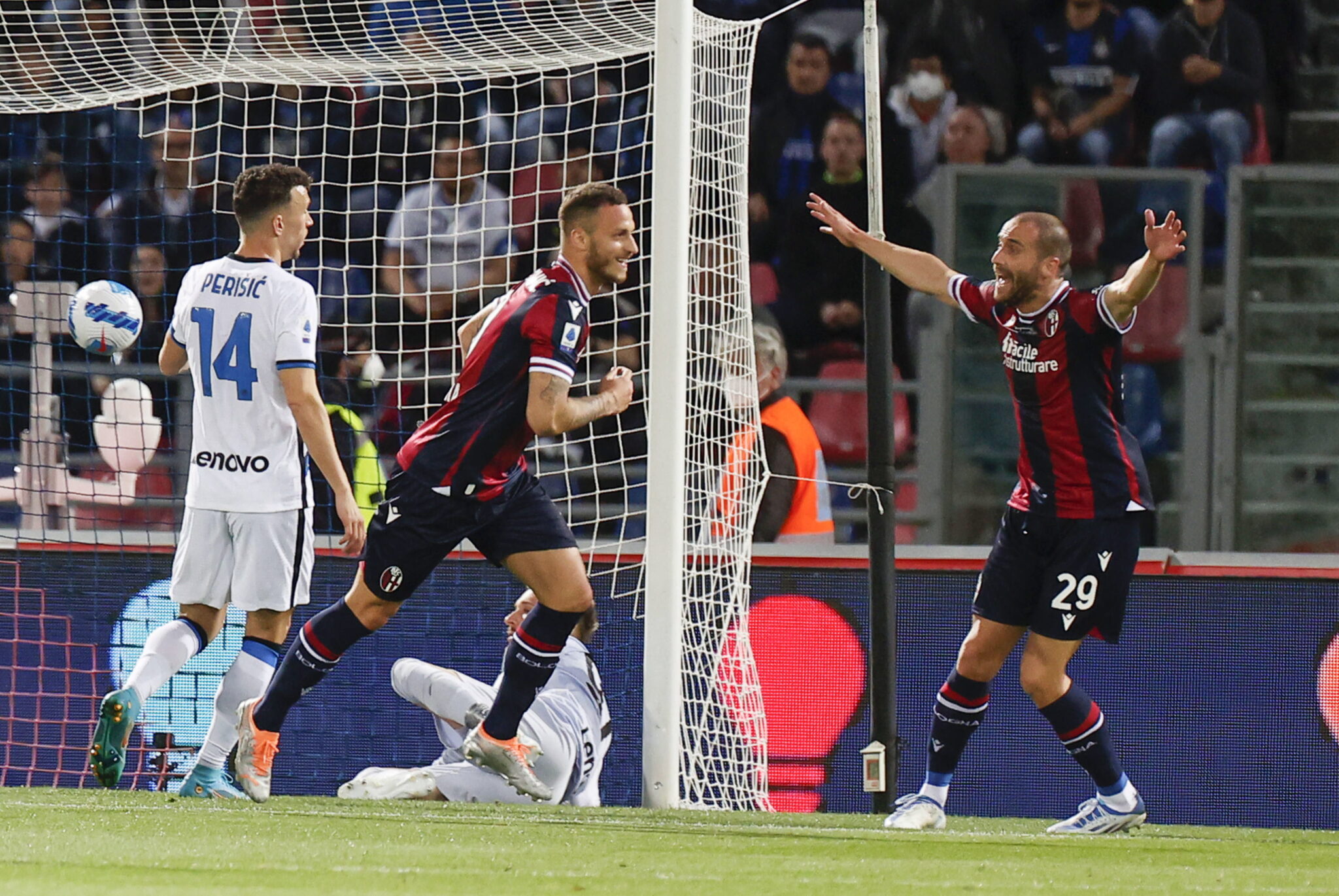 «Ξέρανε» την Ίντερ η Μπολόνια και… δίνει το πρωτάθλημα στη Μίλαν