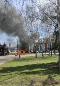 Εικόνες φρίκης: Ρωσικοί πύραυλοι έπληξαν σταθμό απομάκρυνσης αμάχων