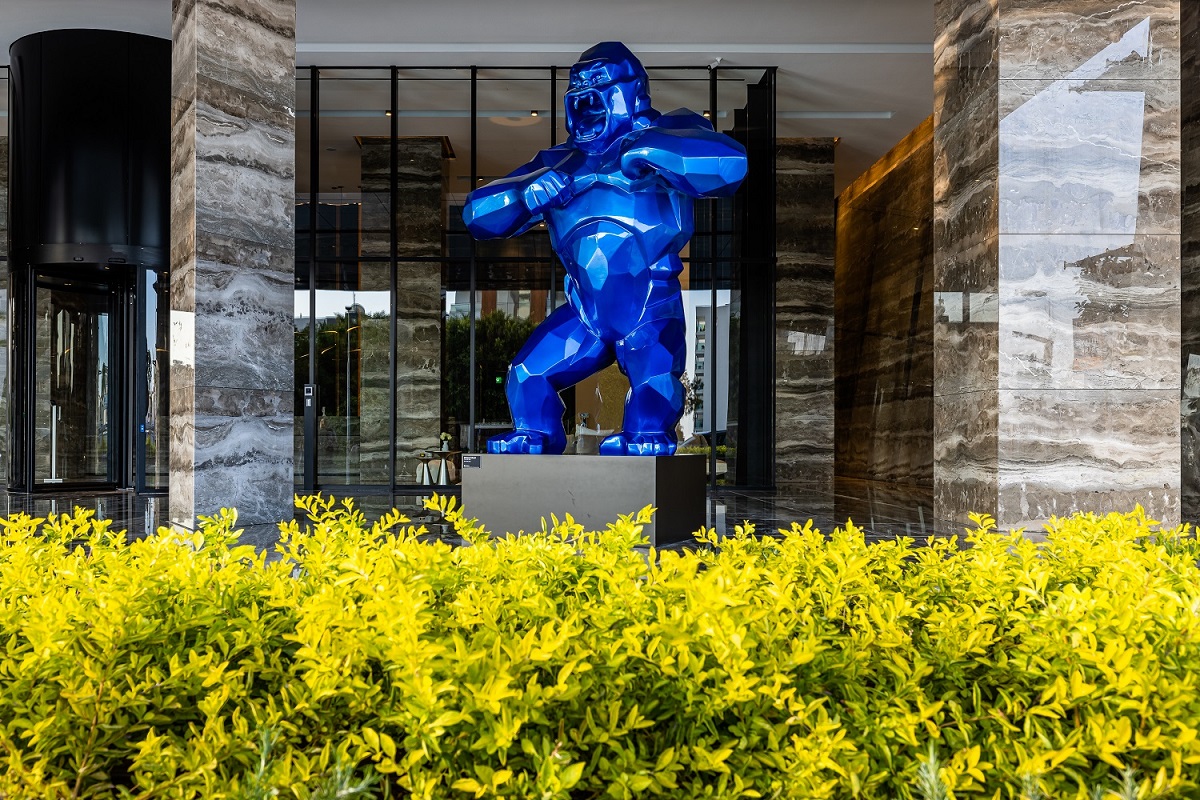 Μαγνητίζει τα βλέμματα ο King Kong στην είσοδο του Icon