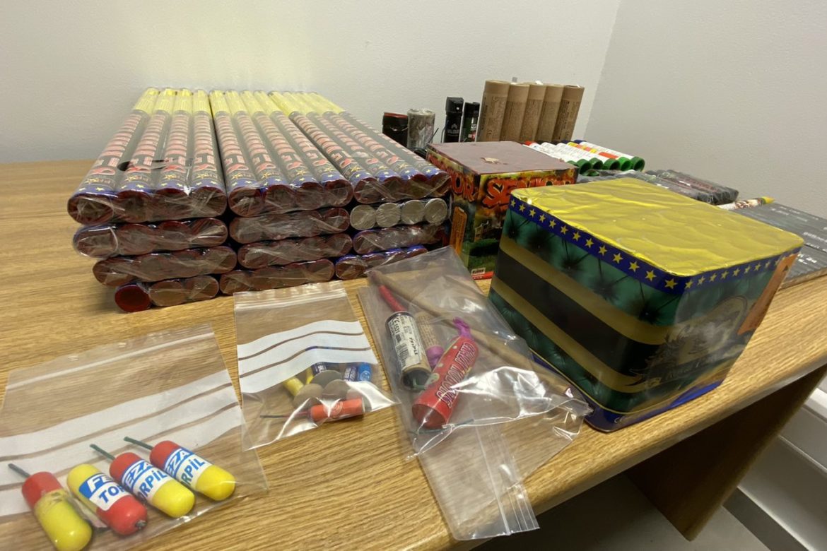 Εκατοντάδες κροτίδες, πυροτεχνήματα και καπνογόνα έκρυβε στο σπίτι του 22χρονος