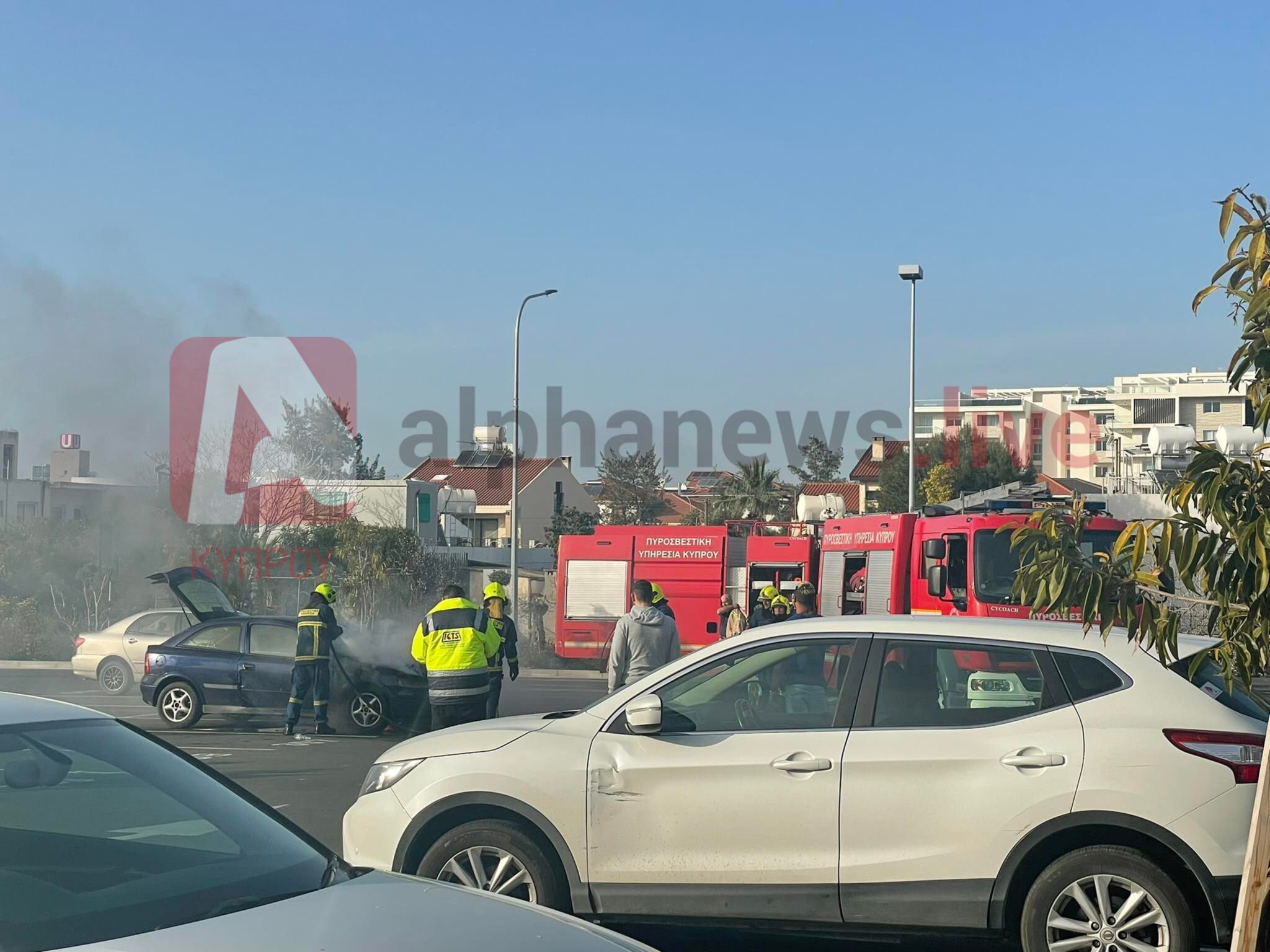 Φωτιά σε όχημα στον χώρο στάθμευσης του Mall Λάρνακας (ΦΩΤΟ)
