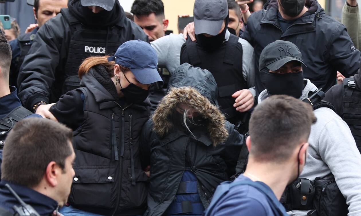 Απειλούσαν να λιντσάρουν τη Ρούλα ενώ περνούσε το κατώφλι του Κορυδαλλού