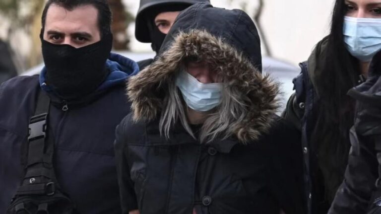 "Φύλλο και φτερό" οι υπολογιστές και τα οκτώ κινητά στο σπίτι της Πισπιρίγκου