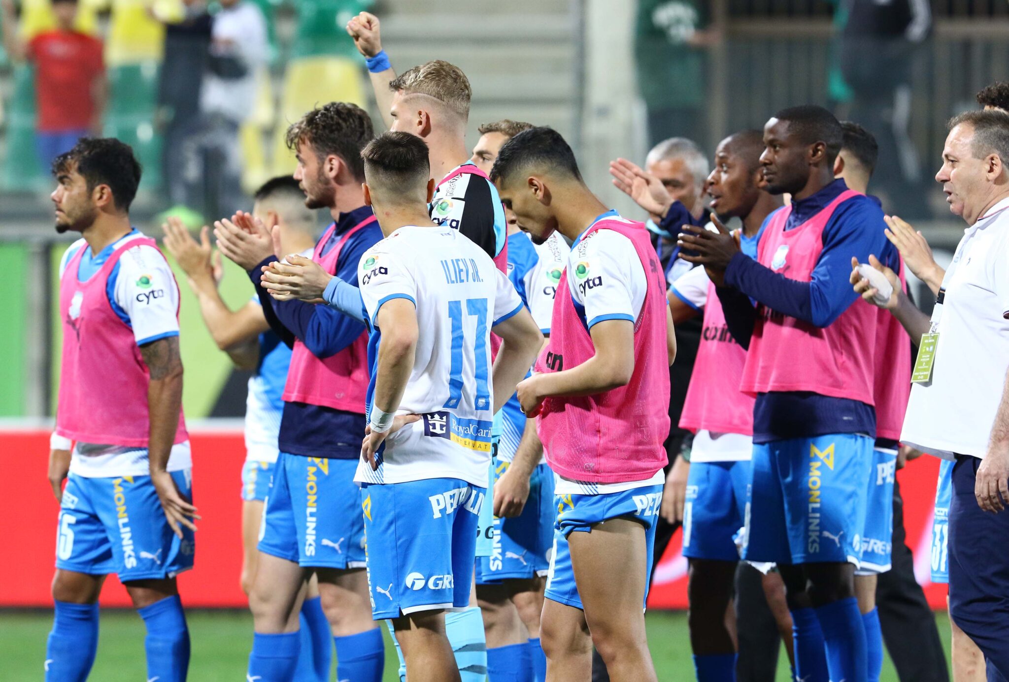 Σηκώνει κεφάλι και προσηλώνεται στη συνέχεια ο Απόλλωνας