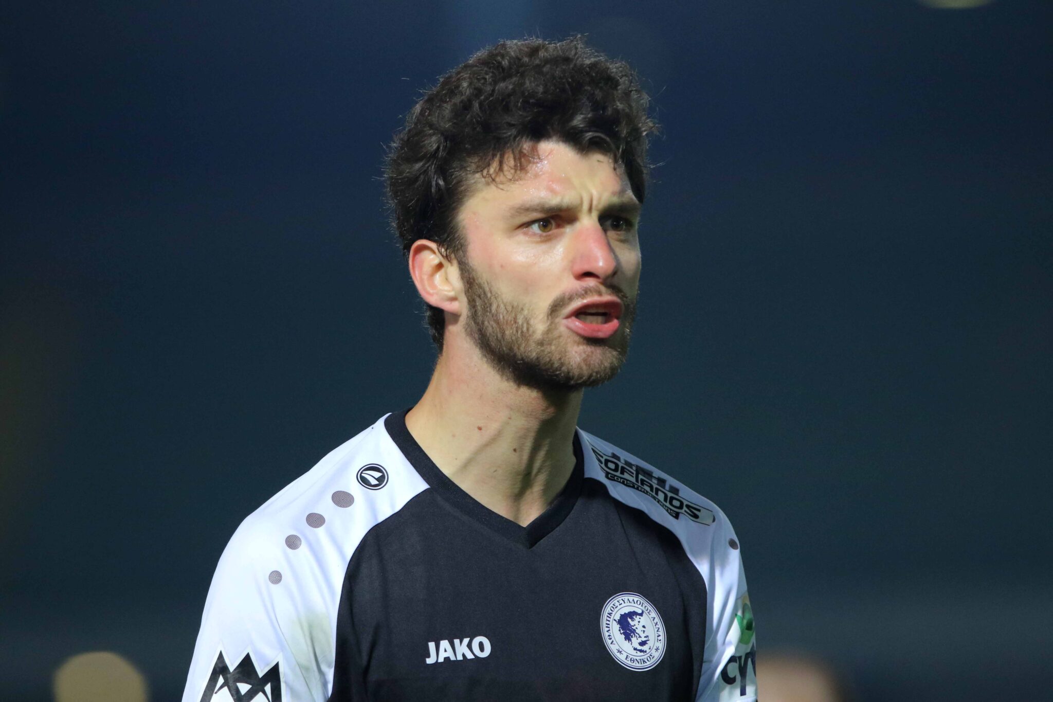 Όχημα χτύπησε παίκτη του Εθνικού κατά την άφιξη της ομάδας στο Τσίρειο